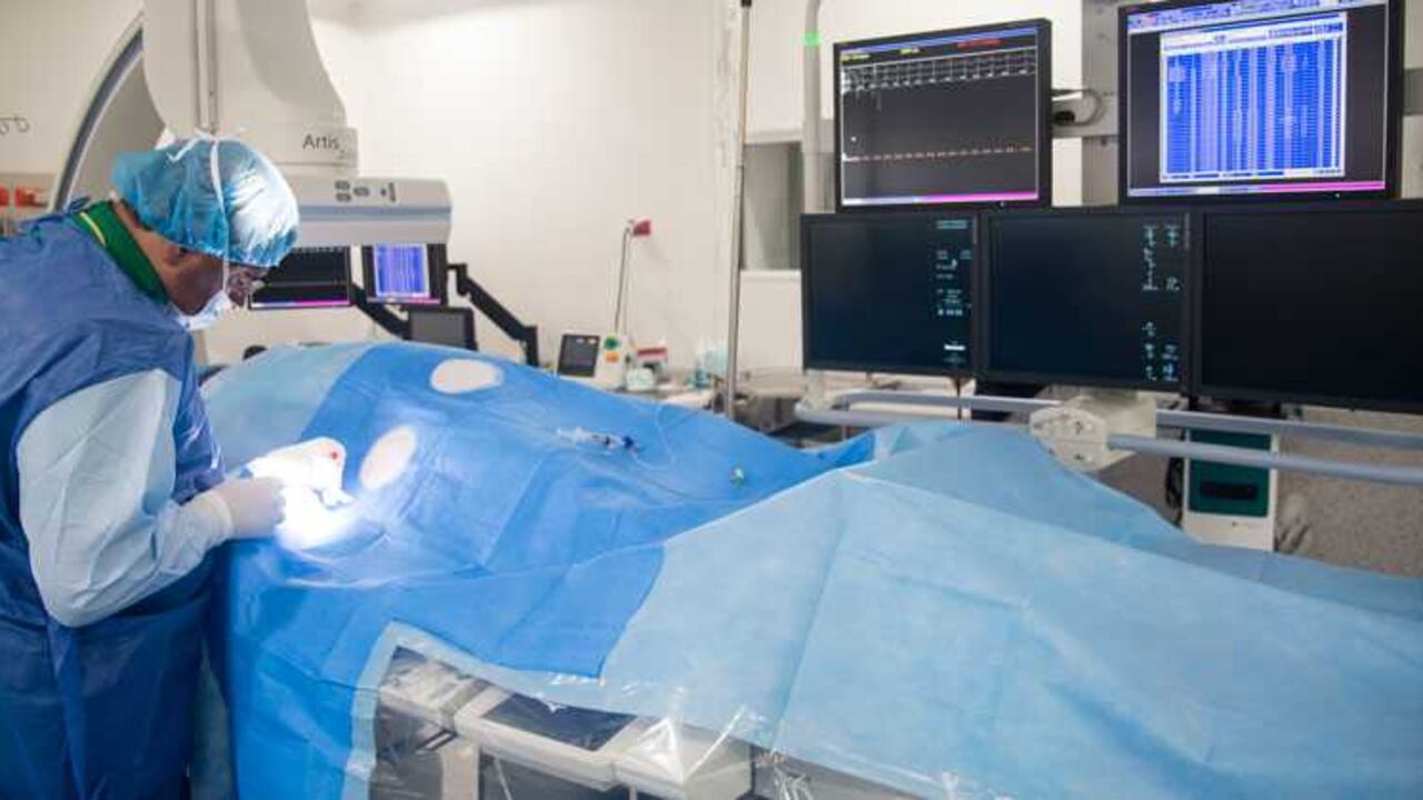 El cirujano Jorge Álvaro Reyes operó el lado izquierdo de la cadera, cuando en realidad debió hacerlo en el lado contrario.