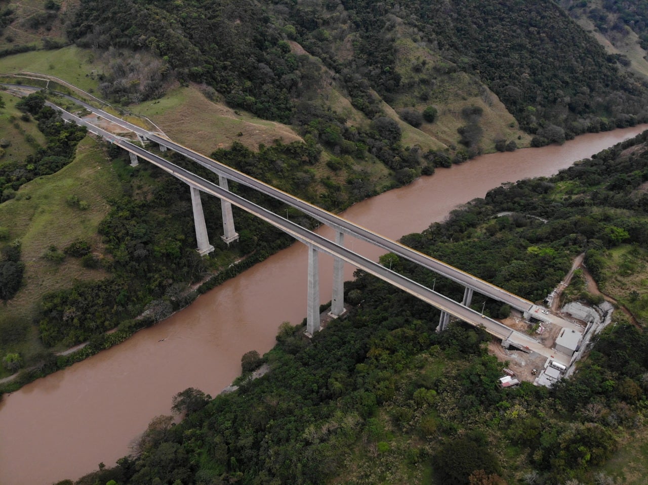 Puente sobre el río Cauca