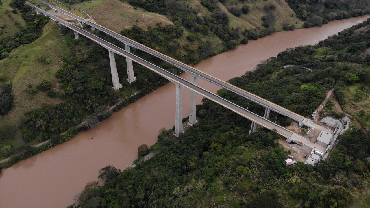 Esta importante vía comunica a los municipios de Bolombolo, La Pintada y Primavera.