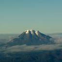 El volcán Nevado del Tolima, localizado en la Cordillera Central de los Andes, en el Parque Nacional Los Nevados, es reconocido por los senderistas y montañistas por su dificultad en el ascenso. Es posible llegar a la cima en una caminata de cuatro días. Foto: León Darío Peláez.
