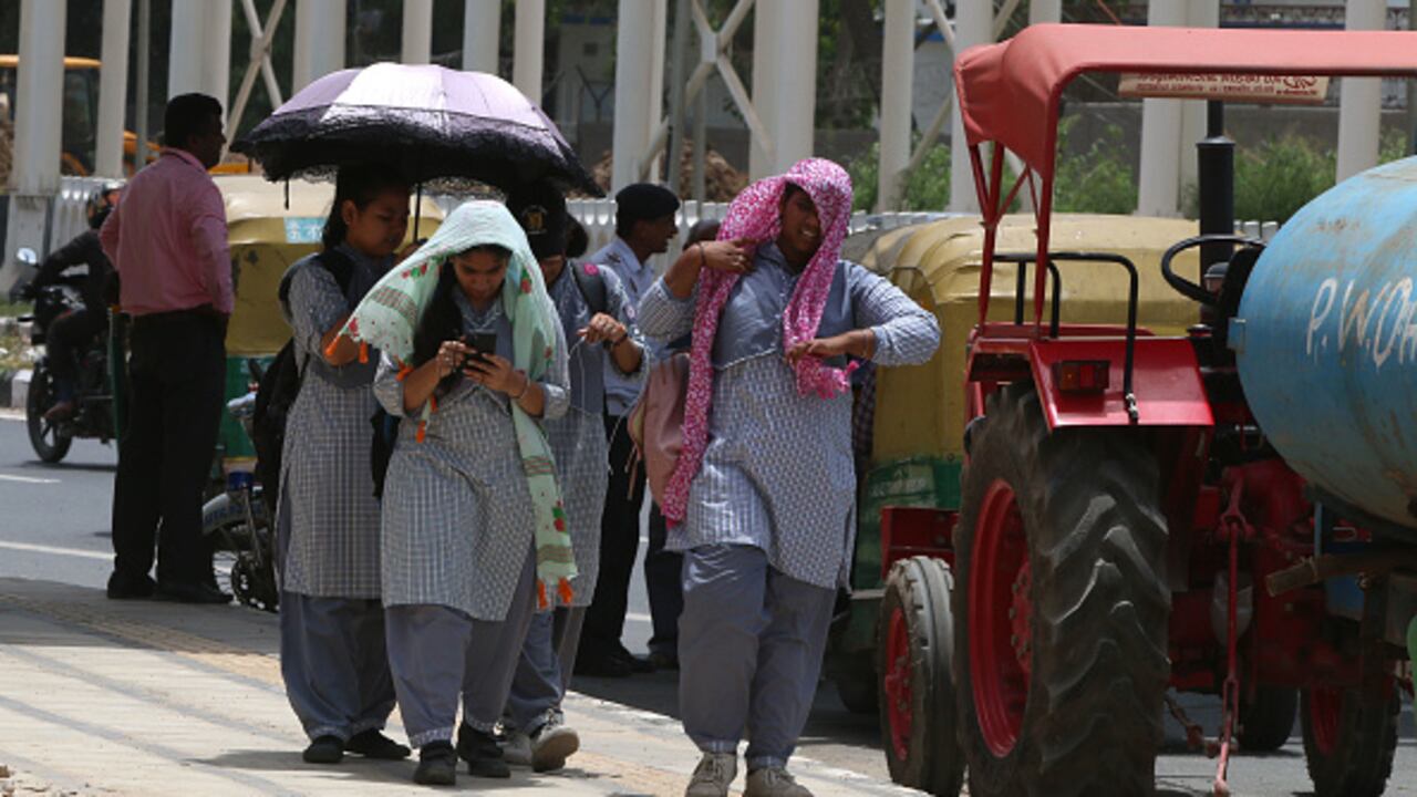 Al menos 68 personas murieron en dos días como consecuencia de la ola de calor que se ha registrado al norte de India, en un hecho que ha generado controversia, ya que algunos sectores han negado que obedezca a estas circunstancias. (Photo by Salman Ali/Hindustan Times via Getty Images)