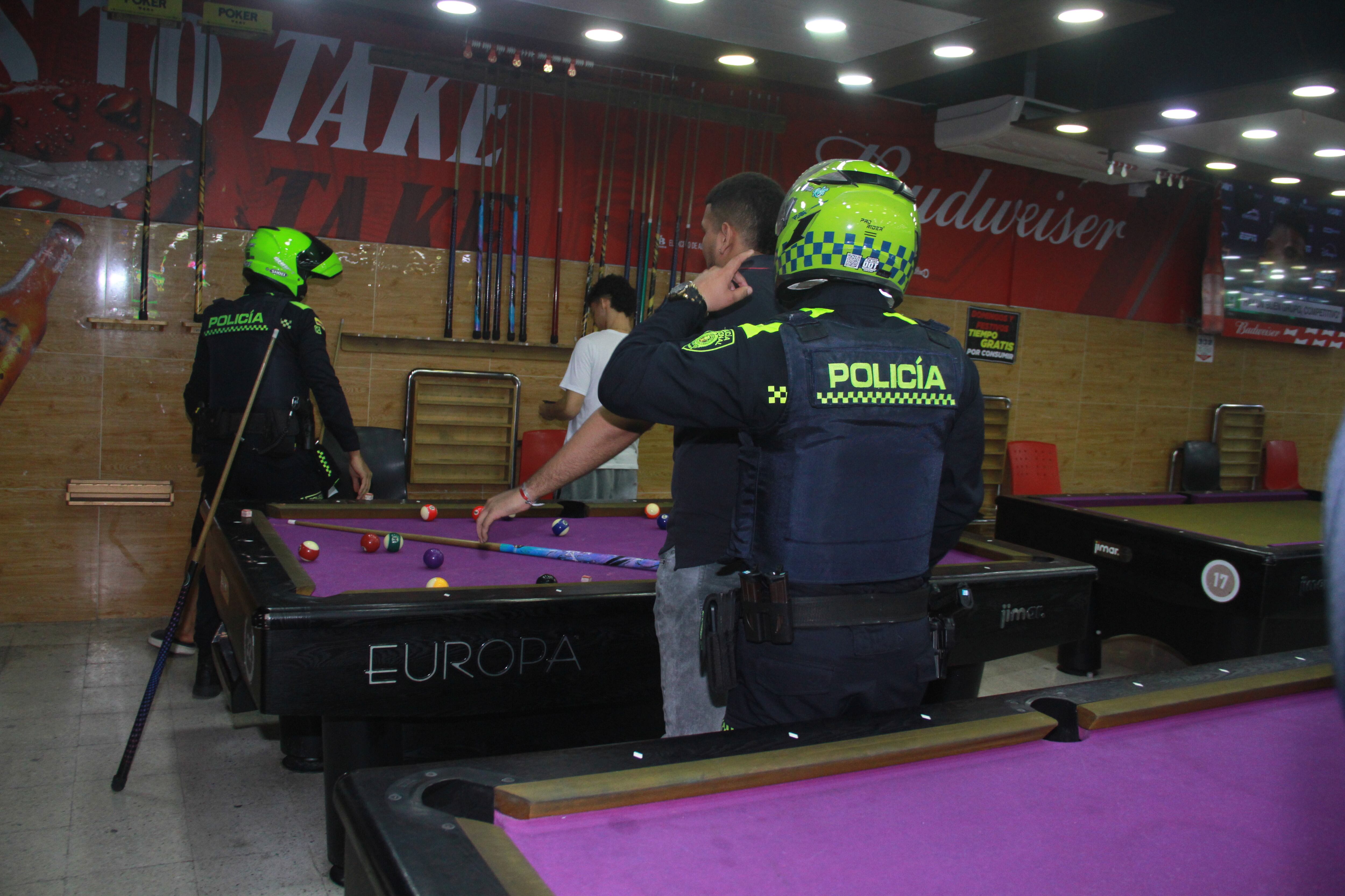 Controles de la Policía en establecimientos comerciales de Barranquilla.