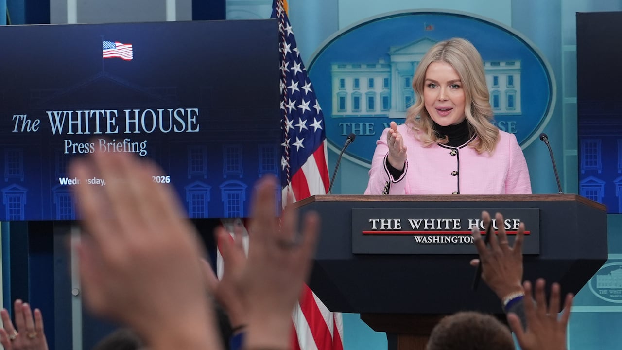 La secretaria de prensa de la Casa Blanca, Karoline Leavitt, habla durante una conferencia de prensa en la Casa Blanca, el miércoles 7 de enero de 2026, en Washington. (Foto AP/Evan Vucci)