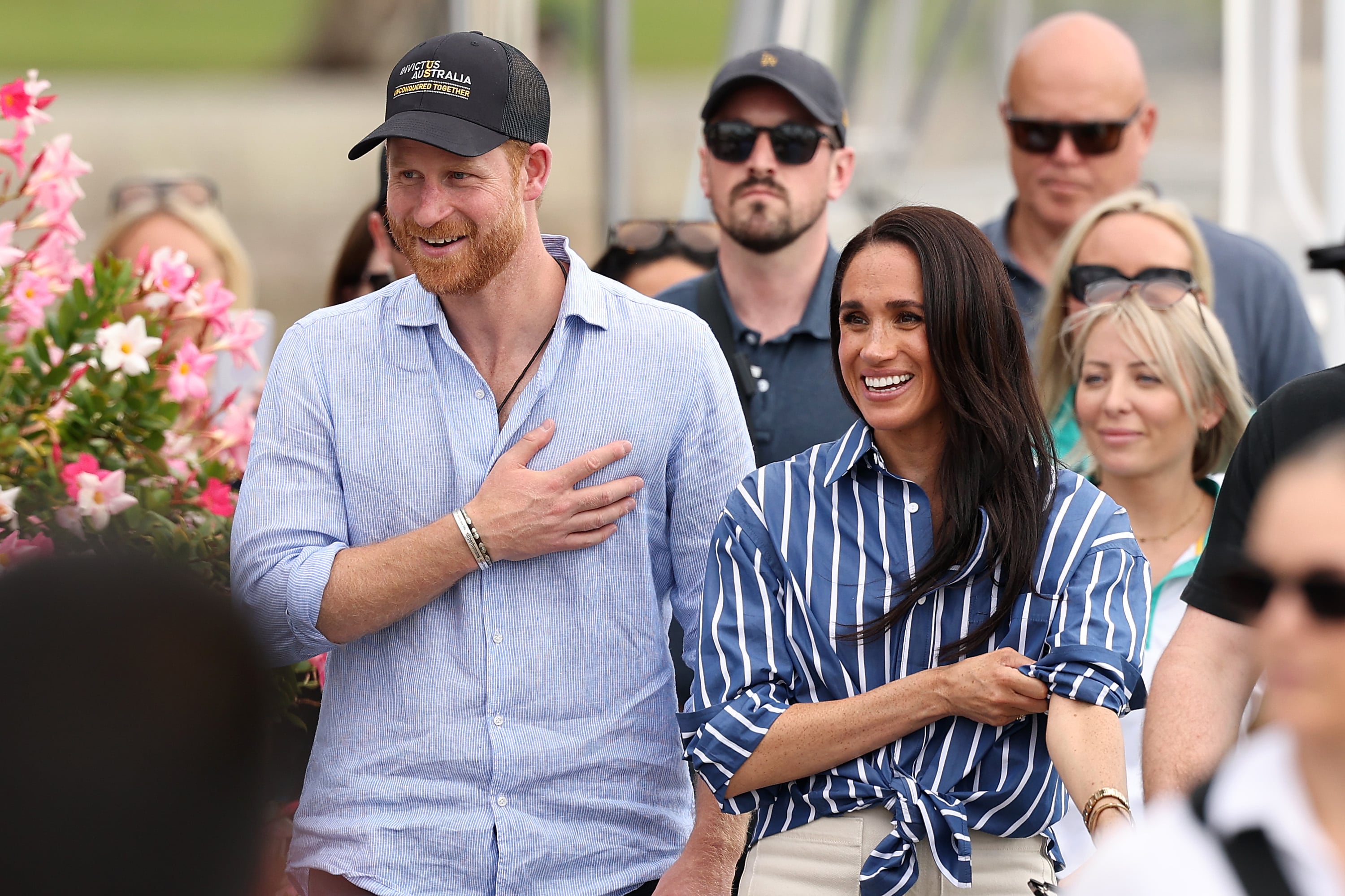 El príncipe Harry, duque de Sussex, y Meghan, duquesa de Sussex, saludan al público en el Cruising Yacht Club of Australia el 17 de abril de 2026 en Sídney, Australia.