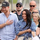 El príncipe Harry, duque de Sussex, y Meghan, duquesa de Sussex, saludan al público en el Cruising Yacht Club of Australia el 17 de abril de 2026 en Sídney, Australia.
