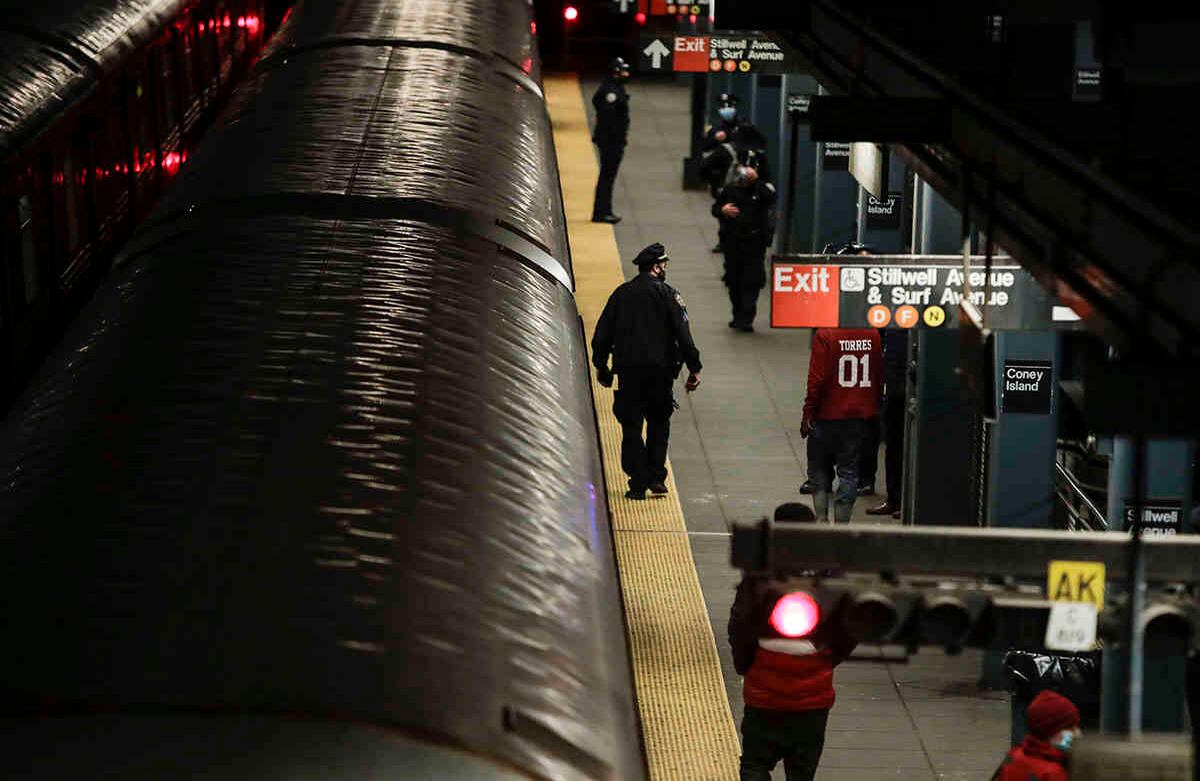 Oficiales de la Policía de Nueva York caminan en una plataforma en la Terminal de la avenida Conewell Island Stillwell para despejar los trenes para operaciones de desinfección, el martes 5 de mayo de 2020, en el distrito de Brooklyn de Nueva York. Foto: Frank Franklin II/AP