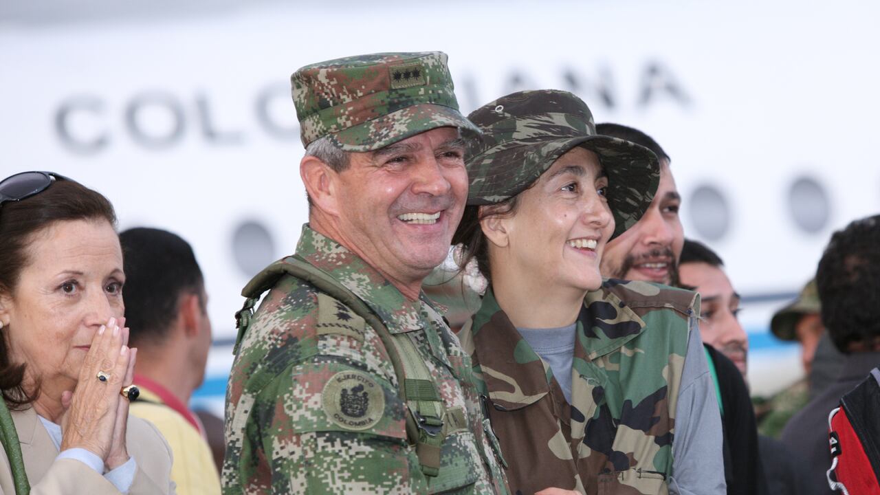 INGRID BETANCOURT- LIBERACION SOLDADOS Y POLICIAS
OPERACION JAQUE
AEROPUERTO CATAM-BOGOTA
JULIO 2 DE 2008
FOTO LEON DARIO PELAEZ/ SEMANA