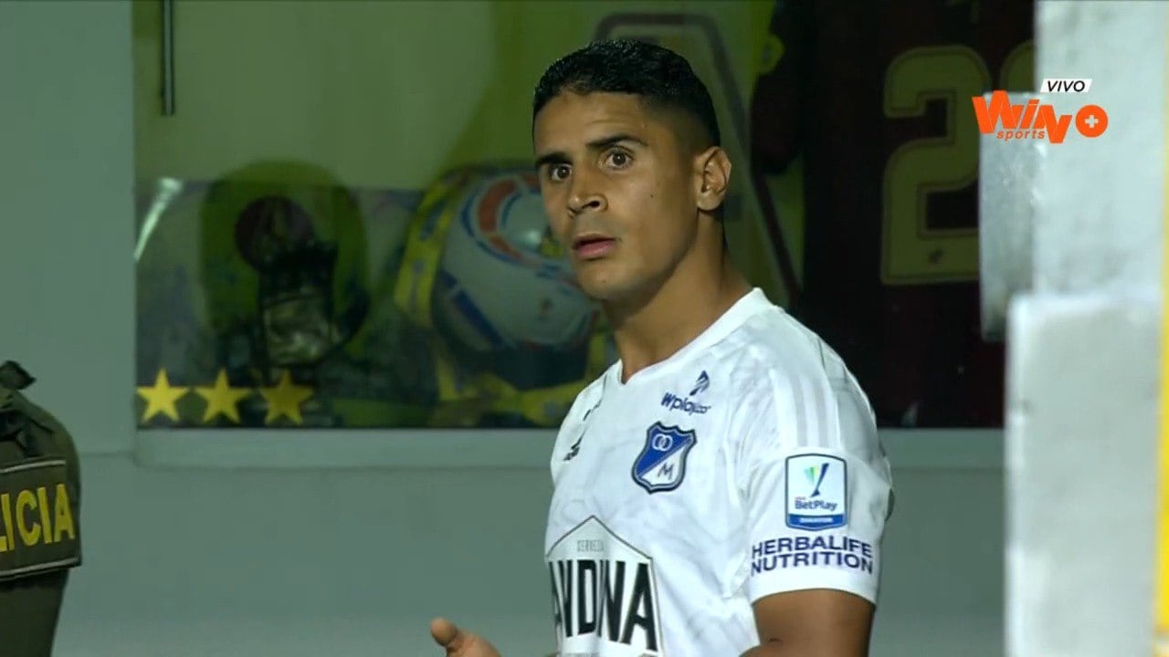 Daniel Cataño en el túnel de vestuarios después de ser agredido por un hincha del Tolima