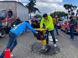 Rodrigo Lara tapando huecos en la calle 13 en Bogotá