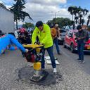 Rodrigo Lara tapando huecos en la calle 13 en Bogotá