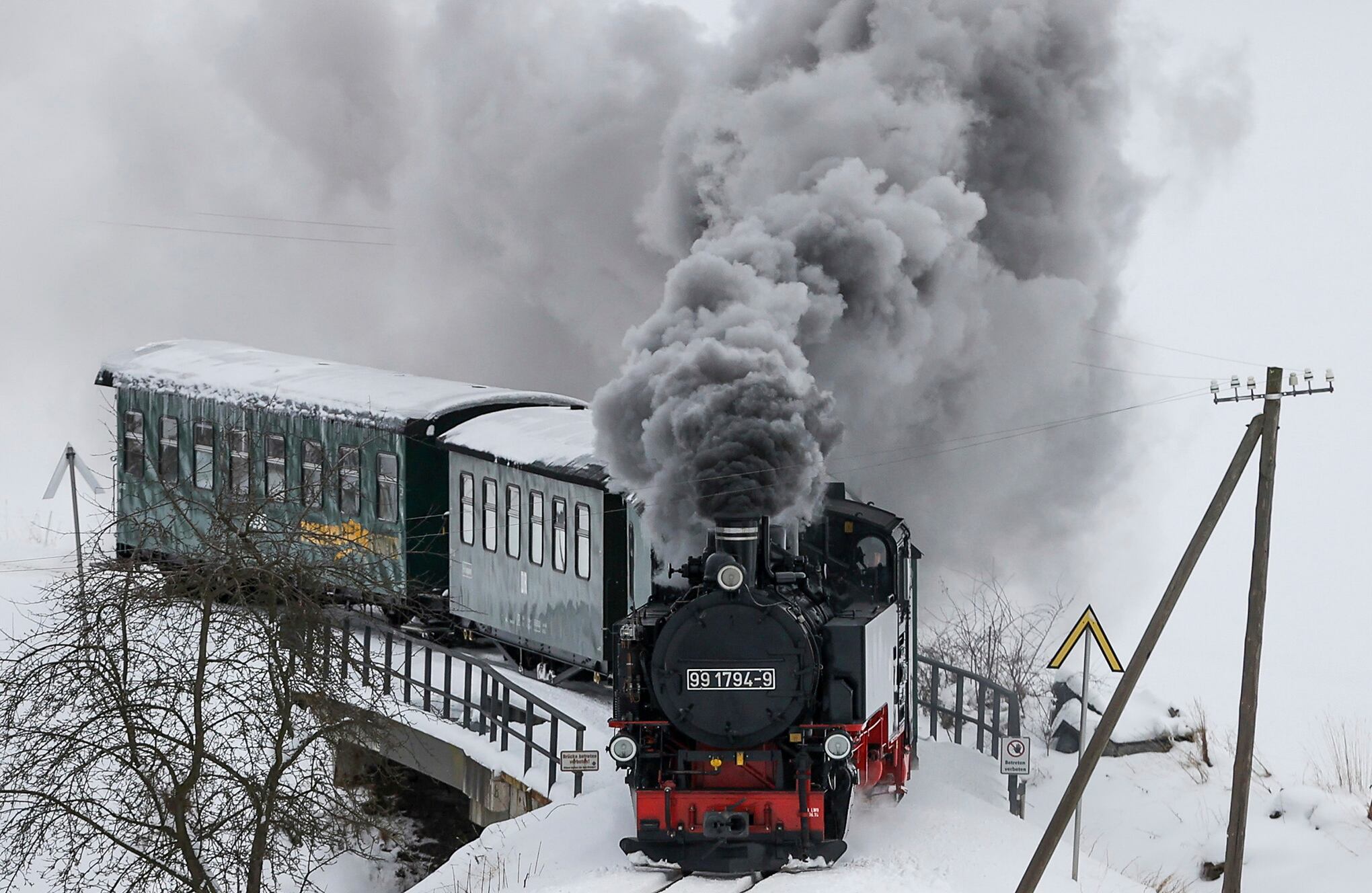 El Fichtelbergbahn navega a través de las montañas Ore cubiertas de nieve cerca de Sehmatal, Alemania, el martes 19 de enero de 2021. Actualmente, a los pasajeros se les ofrece una vista maravillosa del paisaje cubierto de nieve. Pero los trenes están escasamente ocupados, al igual que los de los otros Bimmelbahnen en Sajonia. Debido a las restricciones de Corona, los trenes, que son principalmente utilizados por turistas, no superan el 25 por ciento de capacidad en este momento. (Jan Woitas / dpa vía AP)