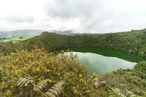 Laguna de Guatavita. Se dice que este fue el epicentro de las adoraciones de los chibchas y el centro de rituales de sol y agua. Aquí surgió también la Leyenda del Dorado: en el lugar se realizaba la consagración del cacique, a quien bañaban en polvo de oro mientras sus súbditos arrojaban al agua cientos de piezas de oro con piedras preciosos para calmar al demonio que creían habitaba en el fondo de la laguna. Foto: Getty Images/iStockphoto