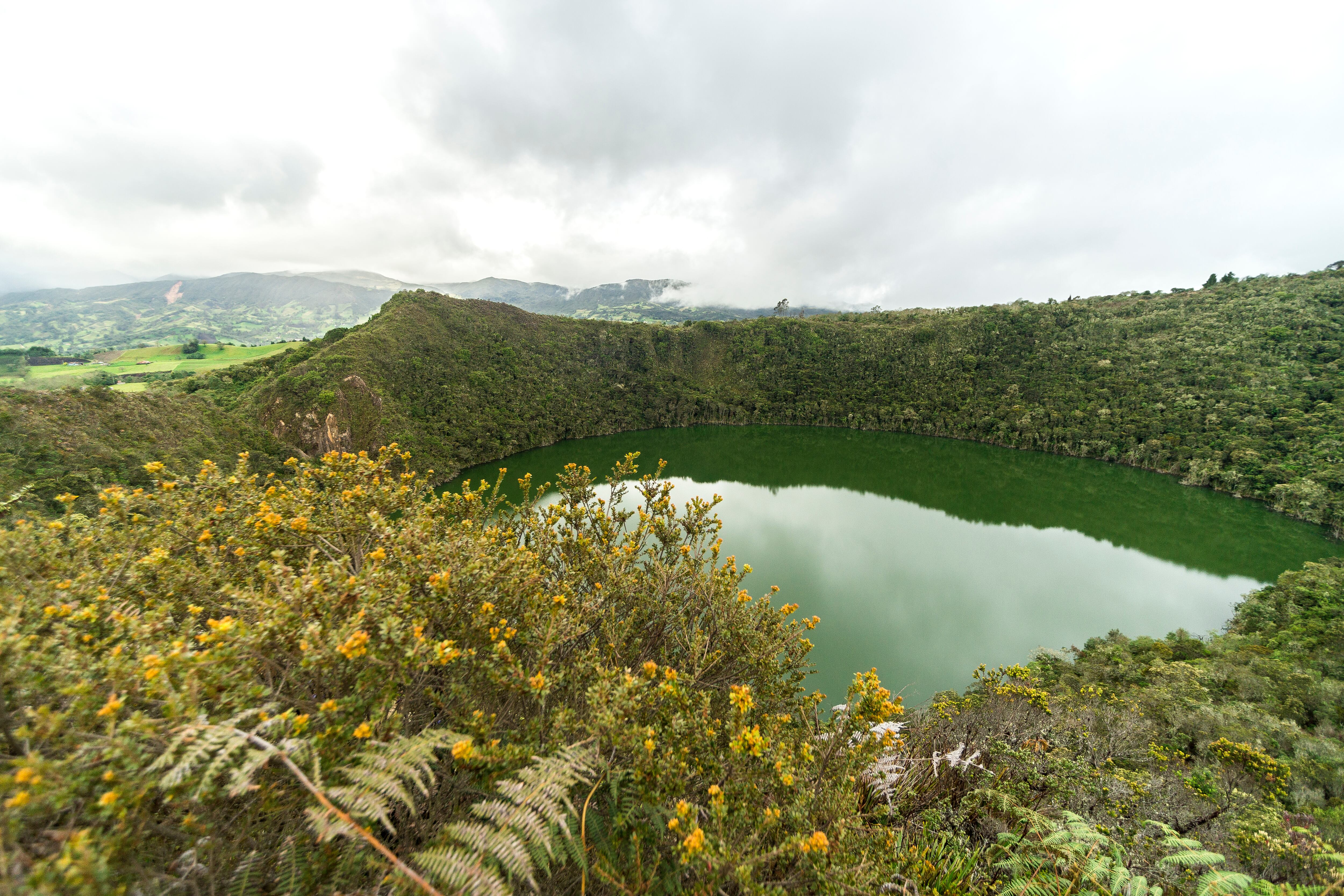 Laguna de Guatavita. Se dice que este fue el epicentro de las adoraciones de los chibchas y el centro de rituales de sol y agua. Aquí surgió también la Leyenda del Dorado: en el lugar se realizaba la consagración del cacique, a quien bañaban en polvo de oro mientras sus súbditos arrojaban al agua cientos de piezas de oro con piedras preciosos para calmar al demonio que creían habitaba en el fondo de la laguna. Foto: Getty Images/iStockphoto