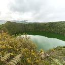 Laguna de Guatavita. Se dice que este fue el epicentro de las adoraciones de los chibchas y el centro de rituales de sol y agua. Aquí surgió también la Leyenda del Dorado: en el lugar se realizaba la consagración del cacique, a quien bañaban en polvo de oro mientras sus súbditos arrojaban al agua cientos de piezas de oro con piedras preciosos para calmar al demonio que creían habitaba en el fondo de la laguna. Foto: Getty Images/iStockphoto