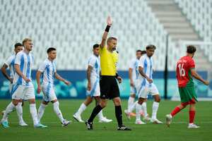 El árbitro Glenn Nyberg anula un gol del argentino Cristian Medina durante el partido de fútbol masculino del Grupo B entre Argentina y Marruecos en el estadio Geoffroy-Guichard durante los Juegos Olímpicos de Verano de 2024, el miércoles 24 de julio de 2024, en Saint-Etienne, Francia.