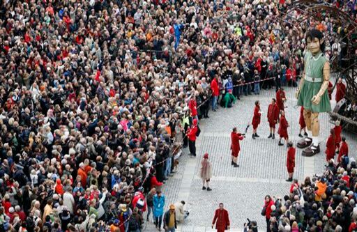 Las marionetas gigantes visitan la Cancillería, el Parlamento y hasta la estación turística de Checkpoint Charlie, antigua frontera entre el Este y el Oeste.
