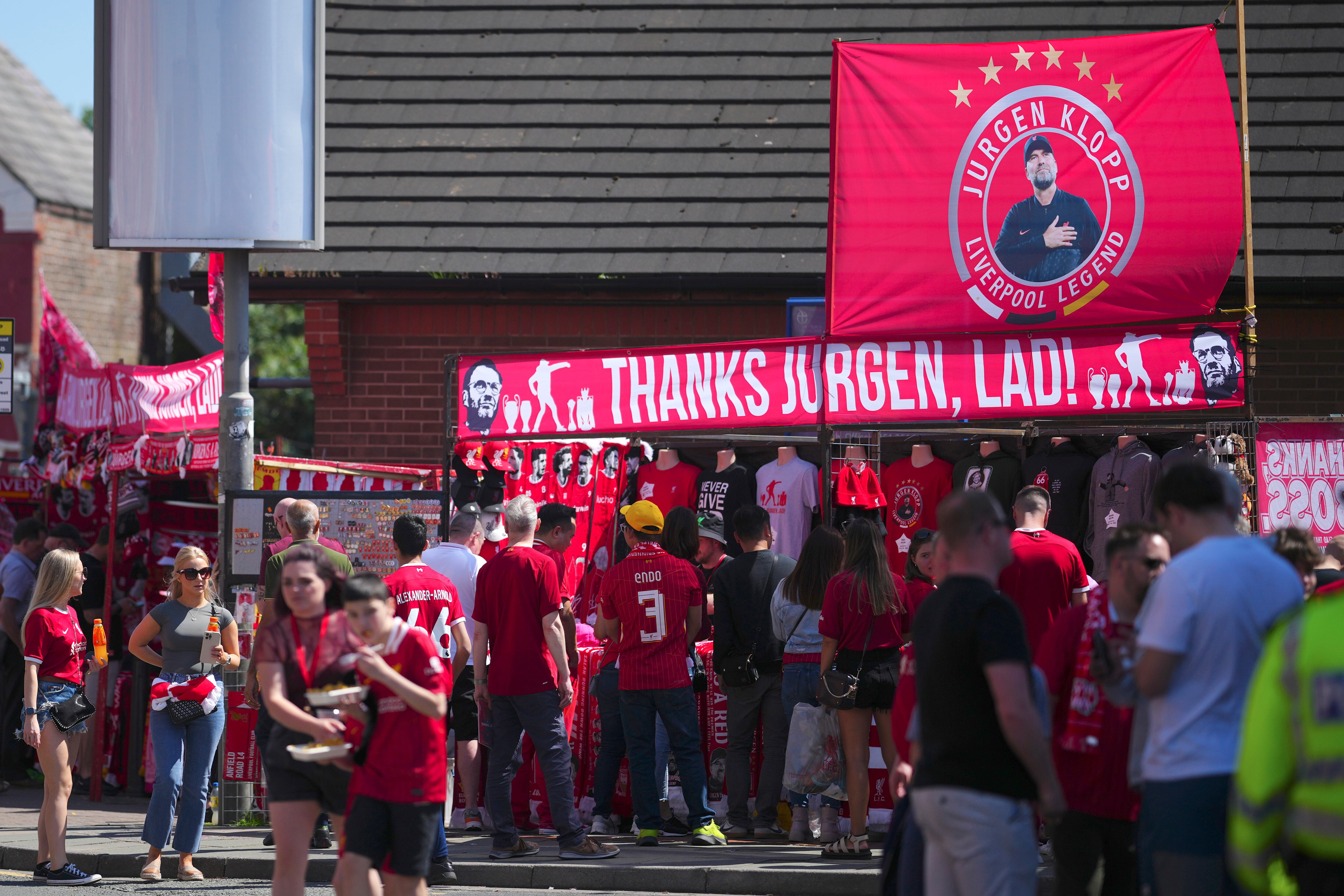 Despedida de los fans del Liverpool a uno de los mejores entrenadores de su historia.