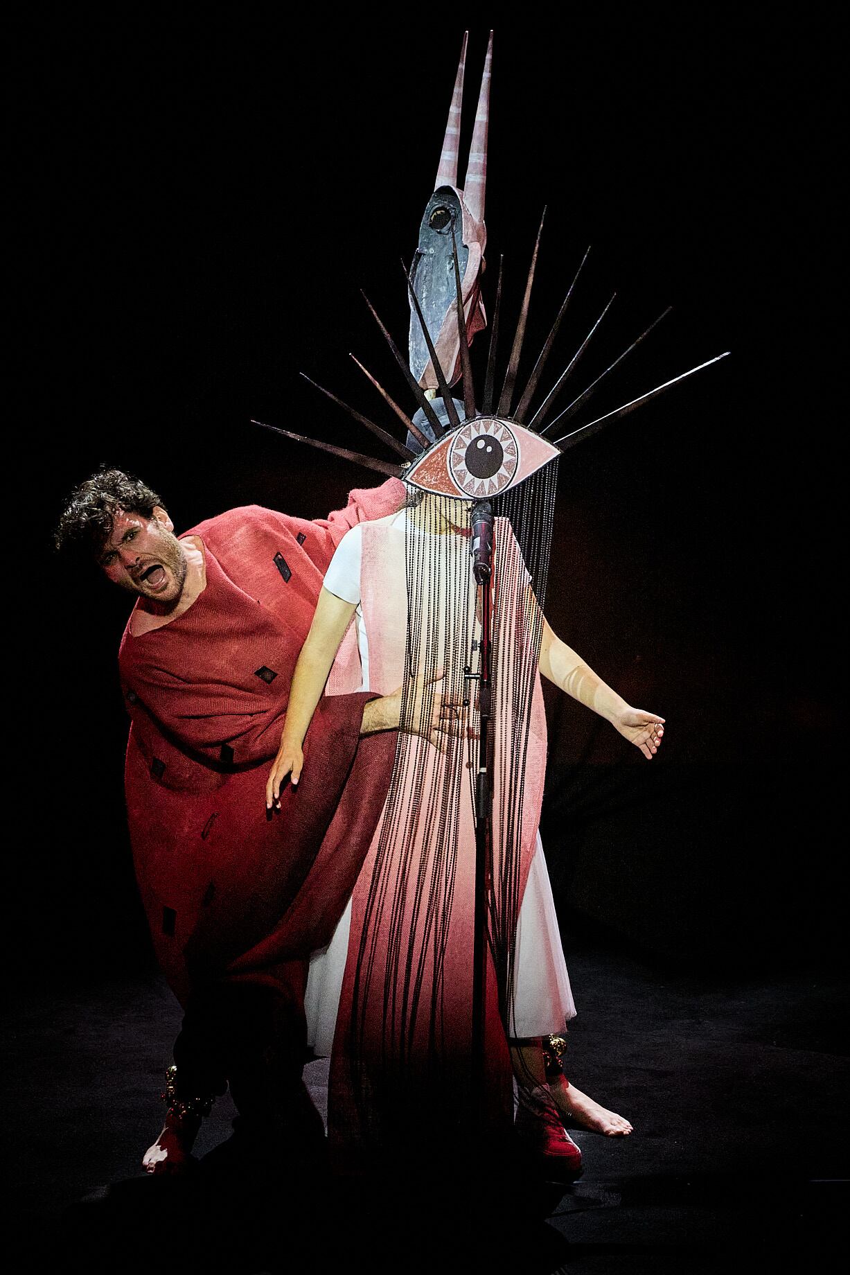 'LA GAVIOTA', una presentación como pocas, se presenta en el Festival d'Avignon. 

El texto de Antón Chejov, adaptado y puesto en escena por Chela De Ferrari, con colaboración y dramaturgia de Luis Alberto León, Melanie Werder y música de Nacho Bilbao. La actúan los actores invidentes Patty Bonet, Miguel Escabias, Emilio Gálvez, Belén González del Amo, Antonio Lancis, Domingo López, Eduart Mediterrani, Paloma de Mingo Heras, Lola Robles, Agus Ruiz, Macarena Sanz y Nacho Bilbao.