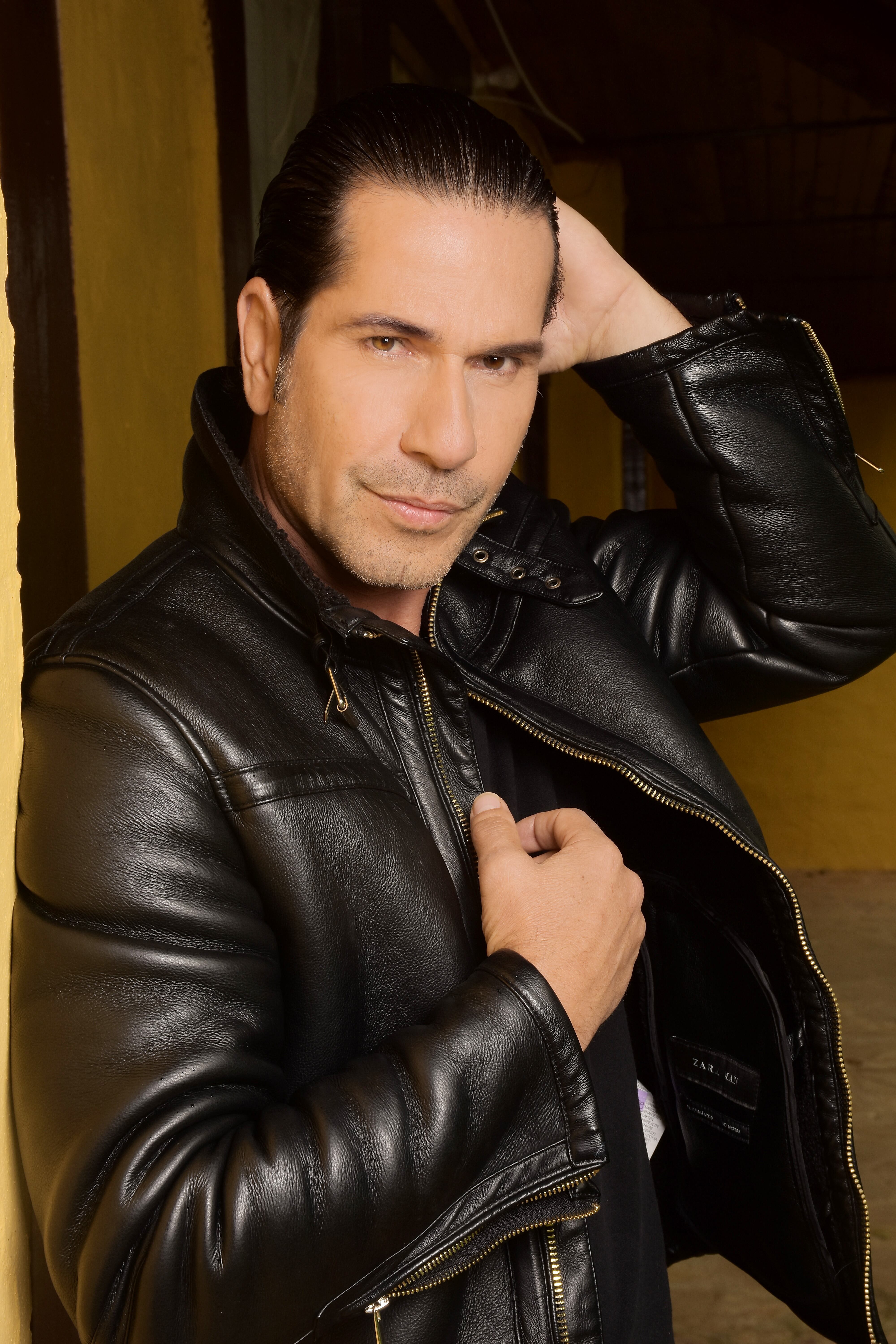 Gregorio Pernía cocina, trabaja, baila, le gusta estar en familia y es fiel. ¿Parece el hombre perfecto?