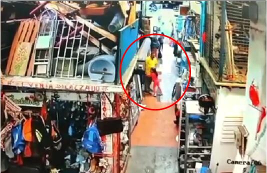 La niña abrazó al adulto en repetidas oportunidades.