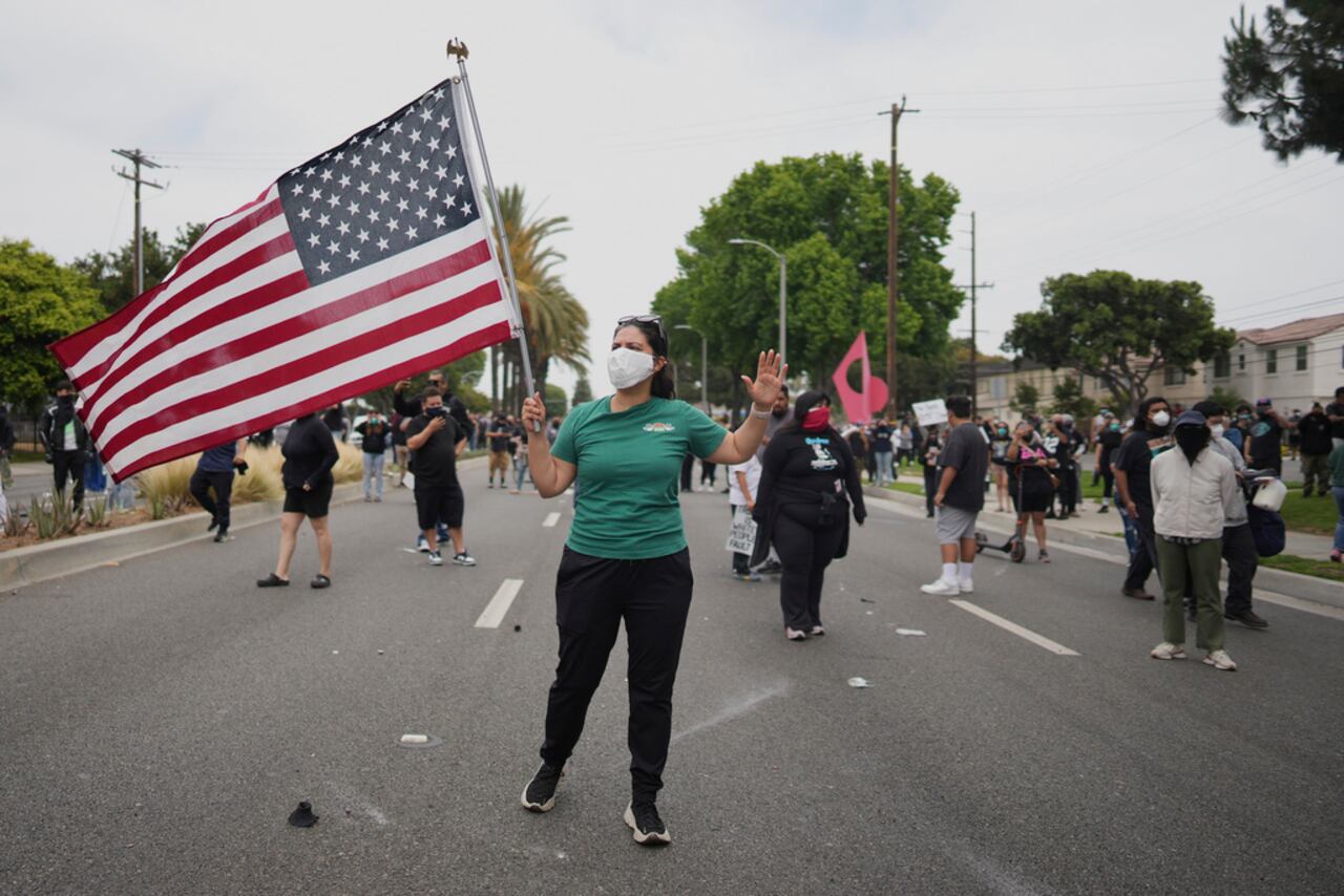 Manifestantes se enfrentan al personal de la Patrulla Fronteriza durante una protesta por las decenas de detenidos en un operativo de las autoridades federales de inmigración un día antes, en Paramount, California, el sábado 7 de junio de 2025. (Foto AP/Eric Thayer)