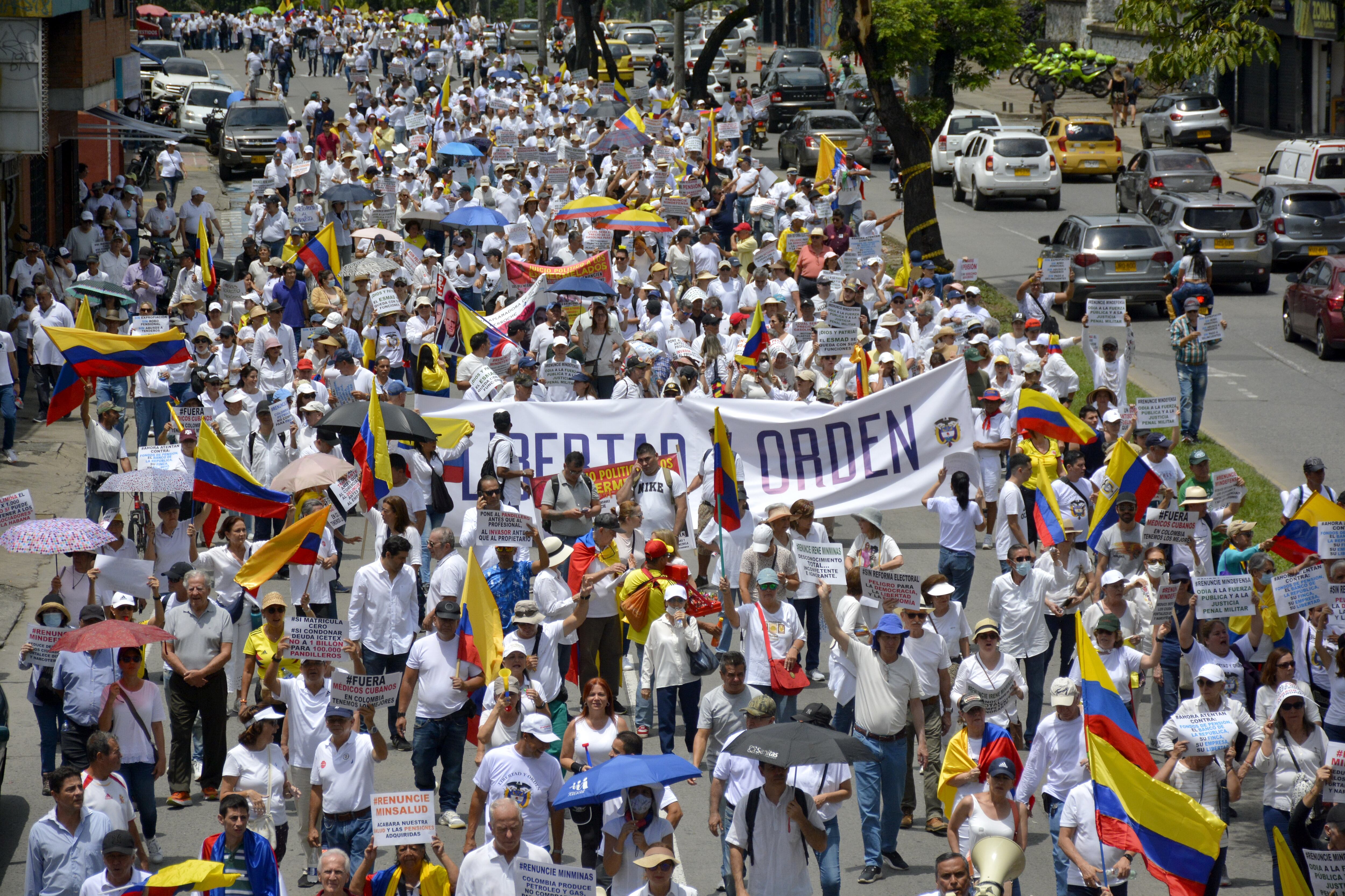 Marcha de protesta en Cali, en contra de las políticas del gobierno del Presidente Gustavo Petro.