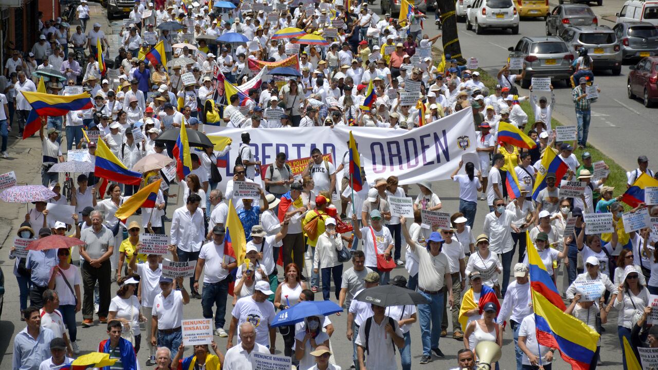 Marcha de protesta en Cali, en contra de las políticas del gobierno del Presidente Gustavo Petro.