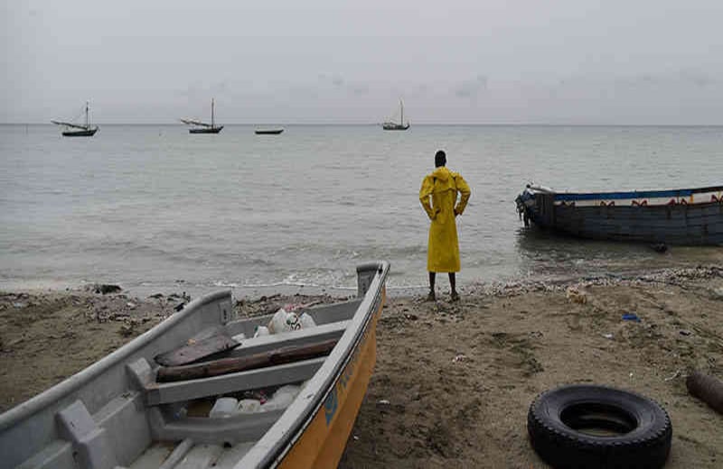 La víctima haitiana fue encontrada por el cuerpo de policías cerca a una playa de la isla. Fotografía vía: Hector Retamal / AFP
