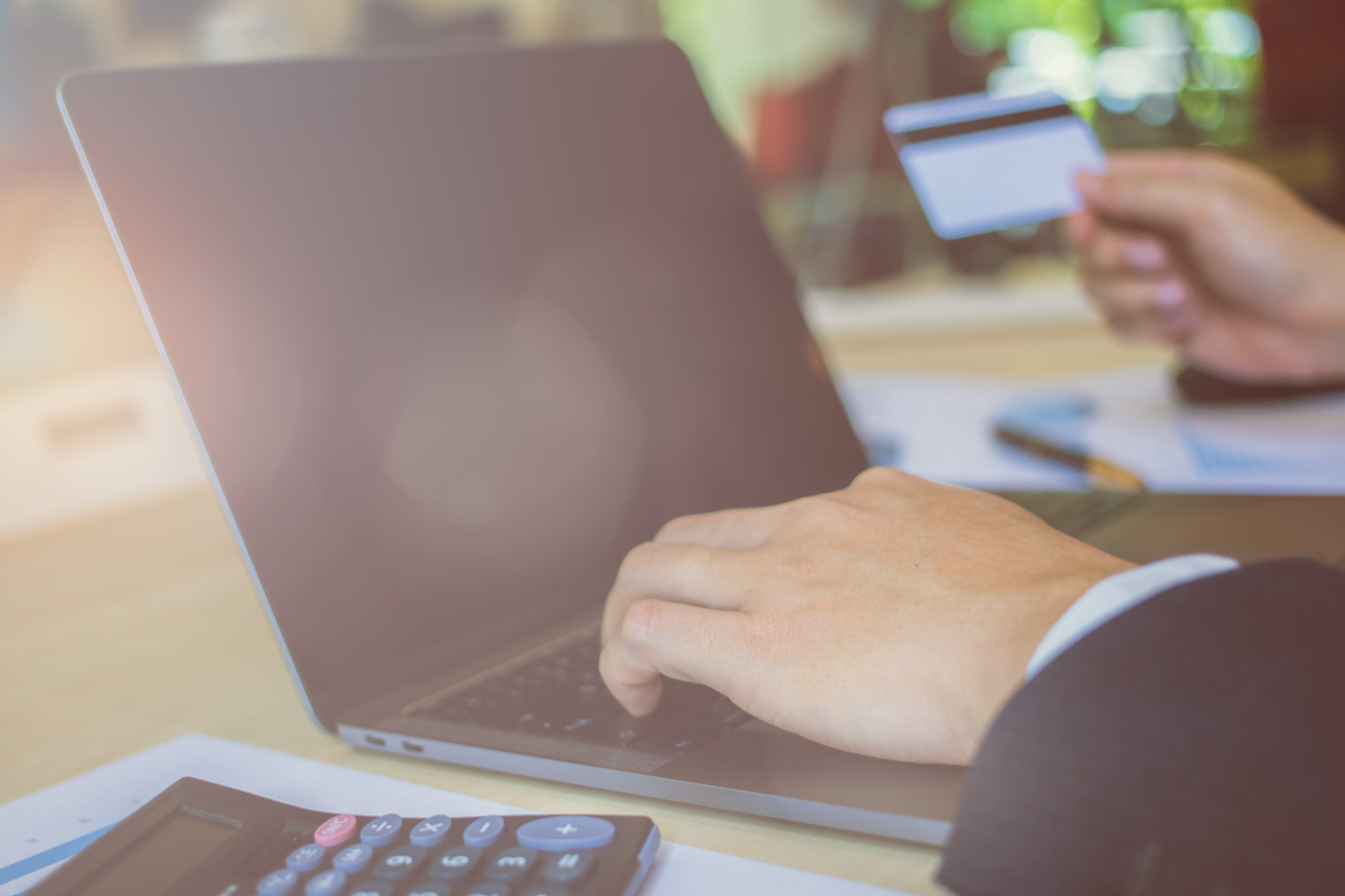 Paypal permite hacer transferencias y retirarlas en los bancos locales