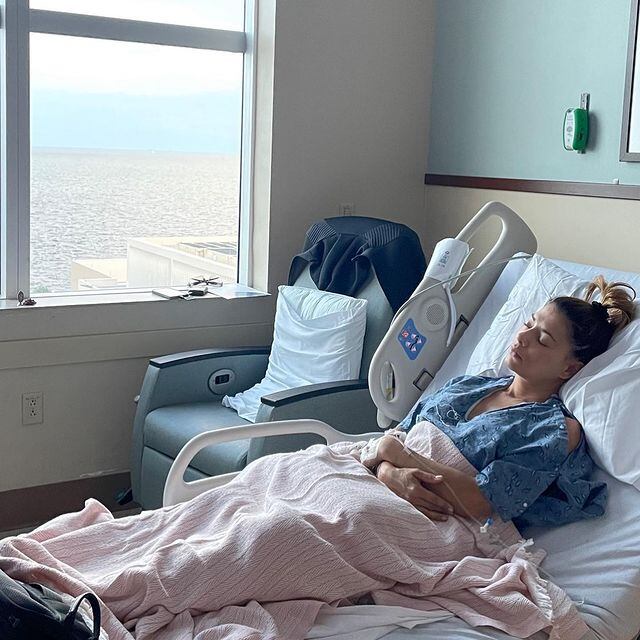 La exconejita se dejó ver en medio de su recuperación