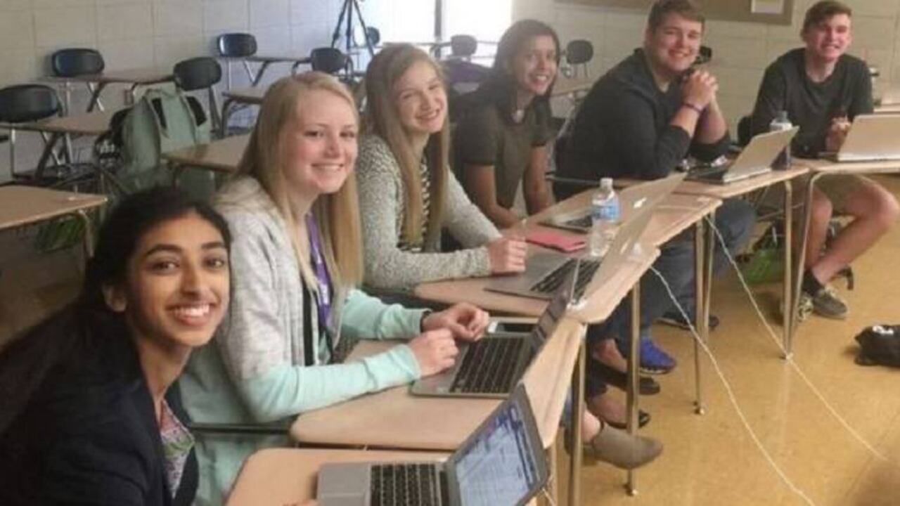 Las plataformas digitales gestionan los contenidos curriculares y no hace falta que hayan docentes para impartir las clases.