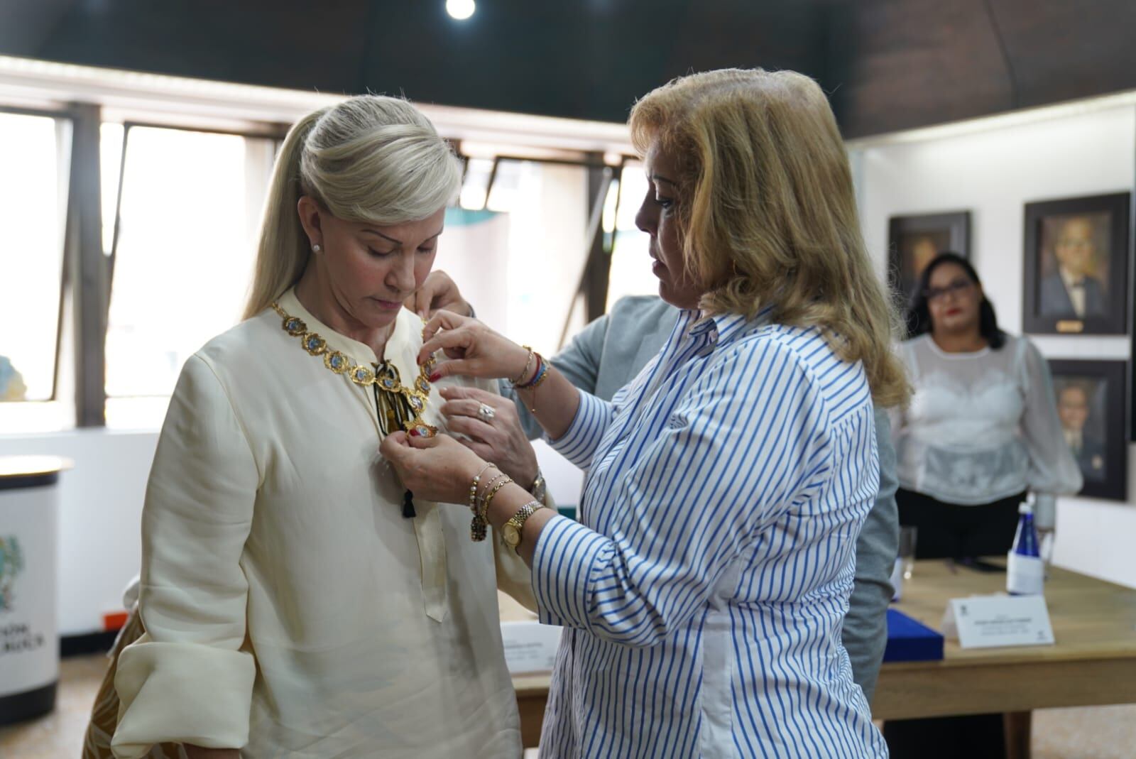 La gobernadora Clara Luz Roldán le impuso un reconocimiento a Dilian Francisca Toro.