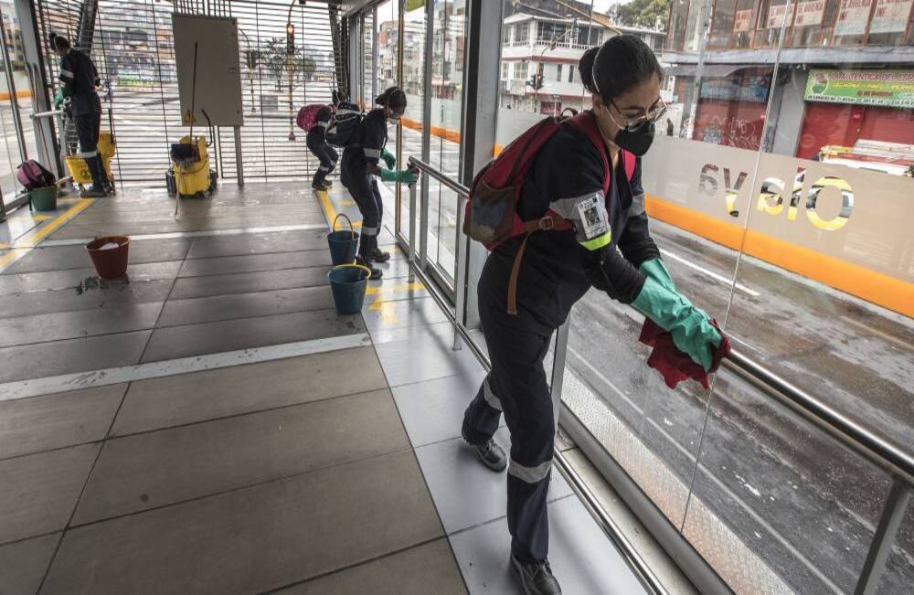 El sistema también anunció que pondrá al servicio de los profesionales de la salud y a quienes trabajan en la red hospitalaria 11 rutas preferenciales que operarán en el componente de alimentación y zonal del SITP. Foto: Juan Carlos Sierra-SEMANA