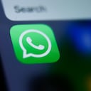 El ícono de whatsaap reflejado en la pantalla de un celular