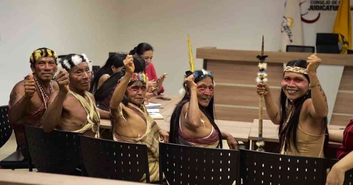 Integrantes del pueblo indígena Waorani celebraron tras la ratificación del fallo proferido por la Corte de Justicia de Pastaza. Foto: @PeatonVigilante