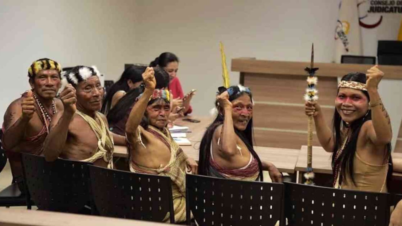 Integrantes del pueblo indígena Waorani celebraron tras la ratificación del fallo proferido por la Corte de Justicia de Pastaza. Foto: @PeatonVigilante