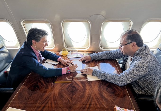 La alcaldesa Claudia López y el presidente Gustavo Petro viajando juntos a San José del Guaviare.