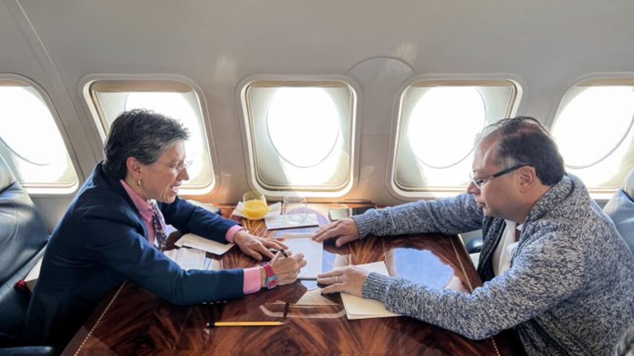 La alcaldesa Claudia López y el presidente Gustavo Petro viajando juntos a San José del Guaviare.