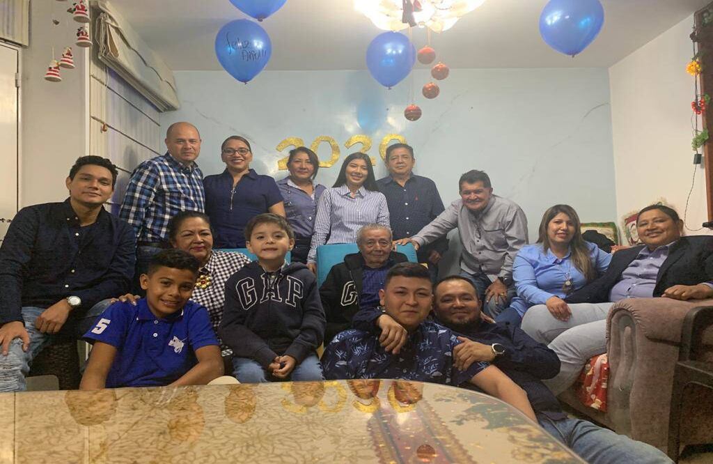 Acá don Maximino (centro) el 31 de diciembre de 2019, celebrando el año nuevo con los Torres que viven en Bogotá. Una de sus últimas celebraciones en familia. Reportaje gráfico: Esteban Vega La-Rotta