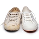 Zapatos blancos sucios.