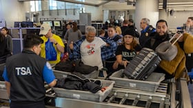 Los pasajeros pasan por el control de seguridad de la TSA en el Aeropuerto Internacional de Los Ángeles el miércoles 10 de enero de 2024 en Los Ángeles, CA.