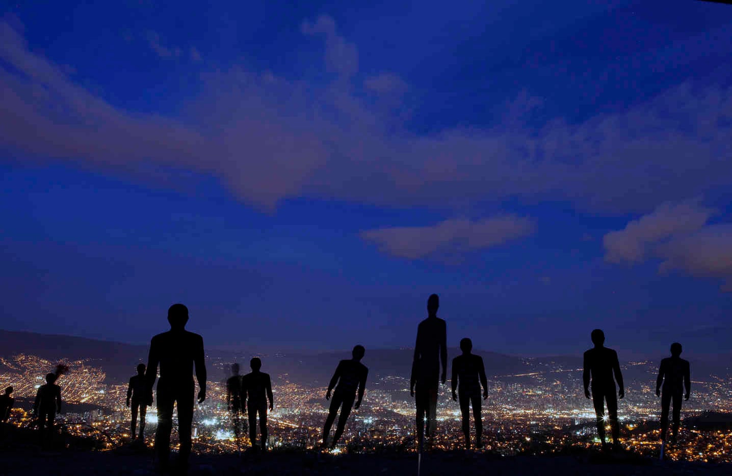 Sobre la montaña de “La Escombrera” en la Comuna Trece de Medellín, quedaron esa noche del 27 de julio de 2015, las figuras de decenas de desaparecidos. 13 años después de las operaciones contrainsurgentes de paras, policía y ejército contra grupos de milicias urbanas de las guerrillas, la Alcaldía de Medellín y la Fiscalía empezaban a buscar entre toneladas de  escombros a los desaparecidos.