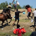 Un agente de la Patrulla Fronteriza de los Estados Unidos a caballo intenta evitar que un migrante haitiano ingrese a un campamento en las orillas del Río Grande cerca del Puente Internacional Acuña del Río en Del Río, Texas, el 19 de septiembre de 2021. (Foto de PAUL RATJE / AFP) Foto: -- PAUL RATJE