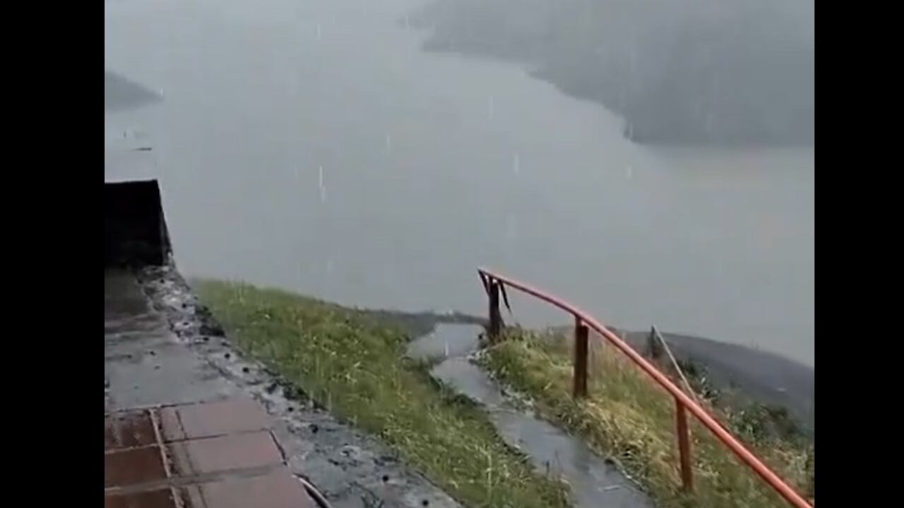 Este miércoles, 17 de abril, un fuerte aguacero devolvió las esperanzas frente a la crisis que atraviesan los embalses. Foto: @CarlosFGalan
