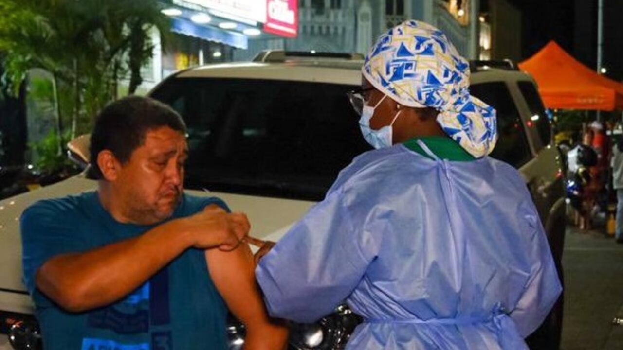 Para llegar a la meta, en Cali las autoridades sanitarias realizan jornadas nocturnas de vacunación.