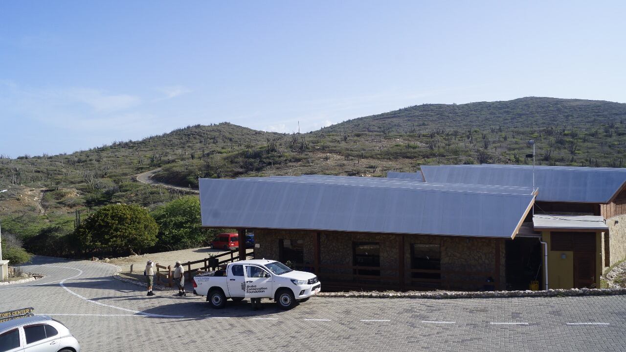 Entrada al Parque Nacional Arikok en Aruba. Los guardaparques hacen presencia constante para proteger este ecosistema, al lugar se debe asistir en vehículos 4x4, lo cuales pueden ser alquilados o contratados con empresas que ofrecen tours guiados (Foto: Juan Manuel Vargas)