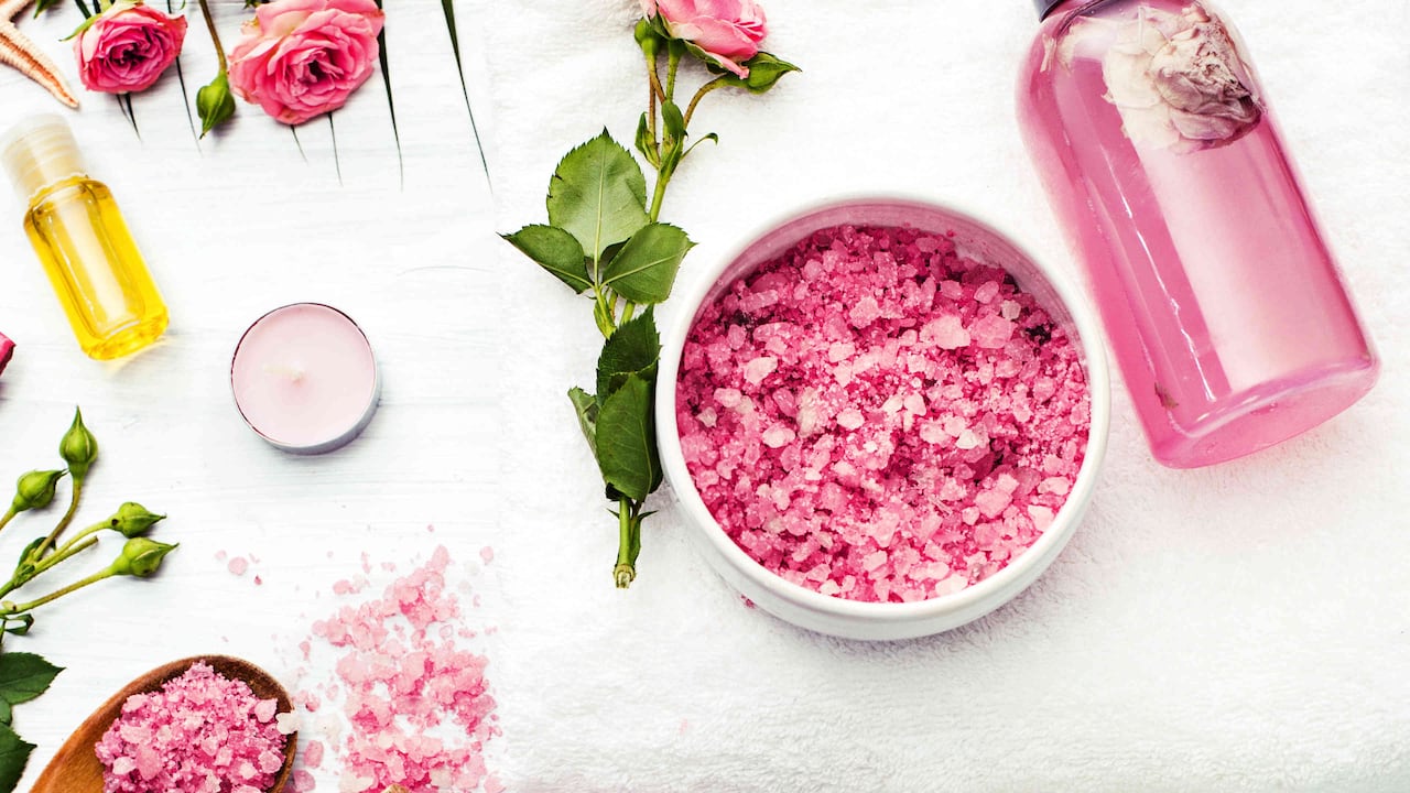 El agua de rosas puede retrasar la aparición de arrugas prematuras. (Getty)