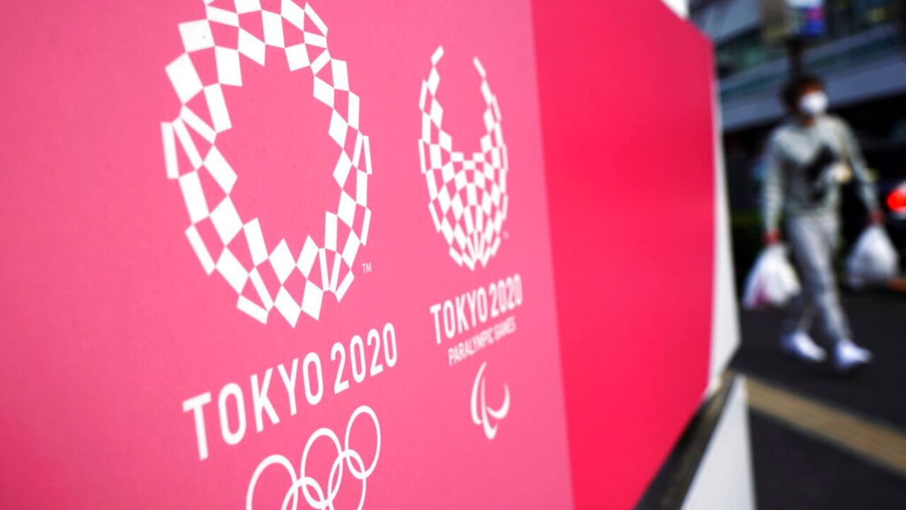Los logos de los Juegos Olímpicos de Tokio 2020 desplegados en la capital de Japón. (AP Foto/Eugene Hoshiko)