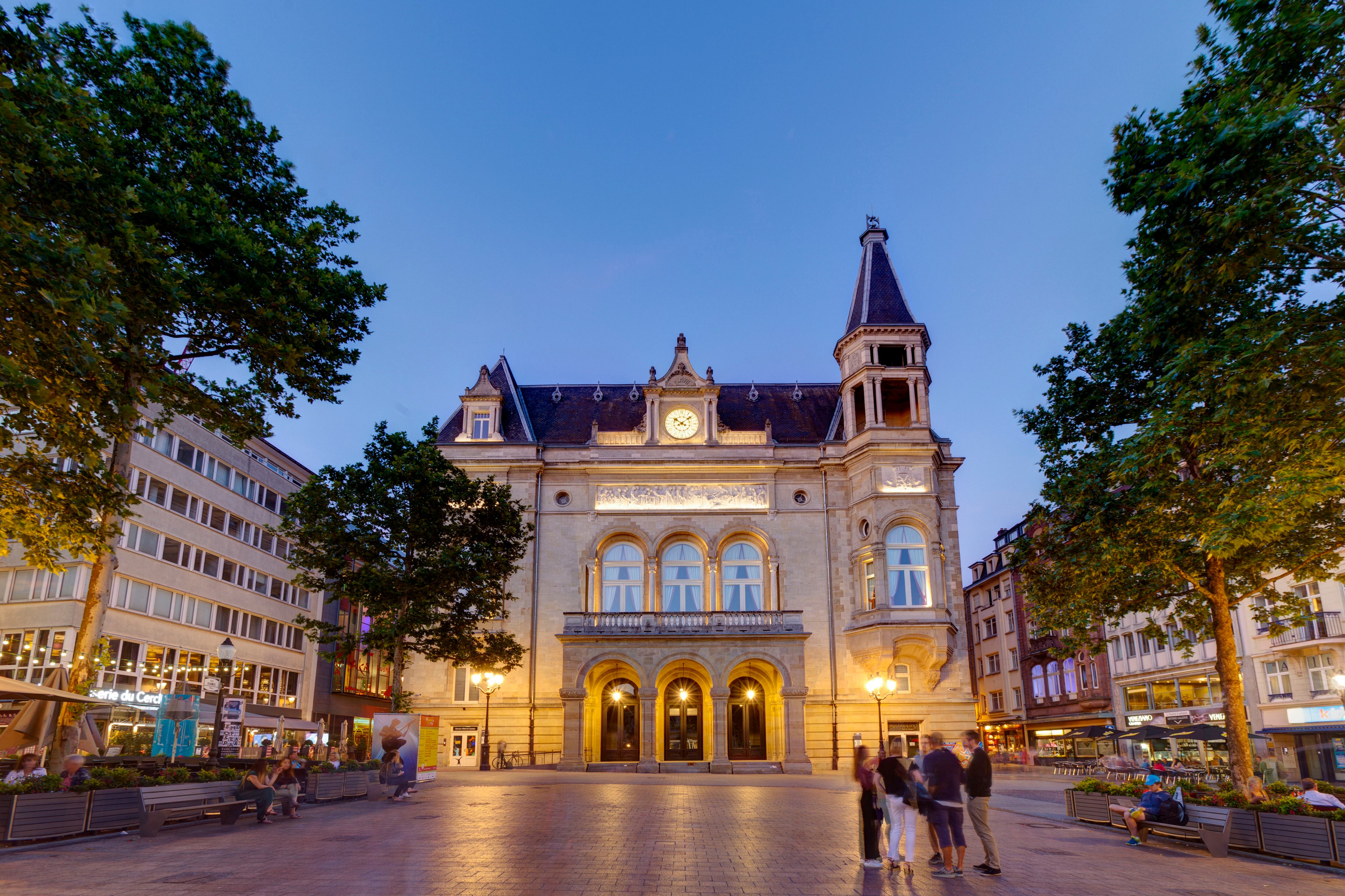 Luxemburgo: plaza Place d'Armes por la noche, en la ciudad de Luxemburgo.