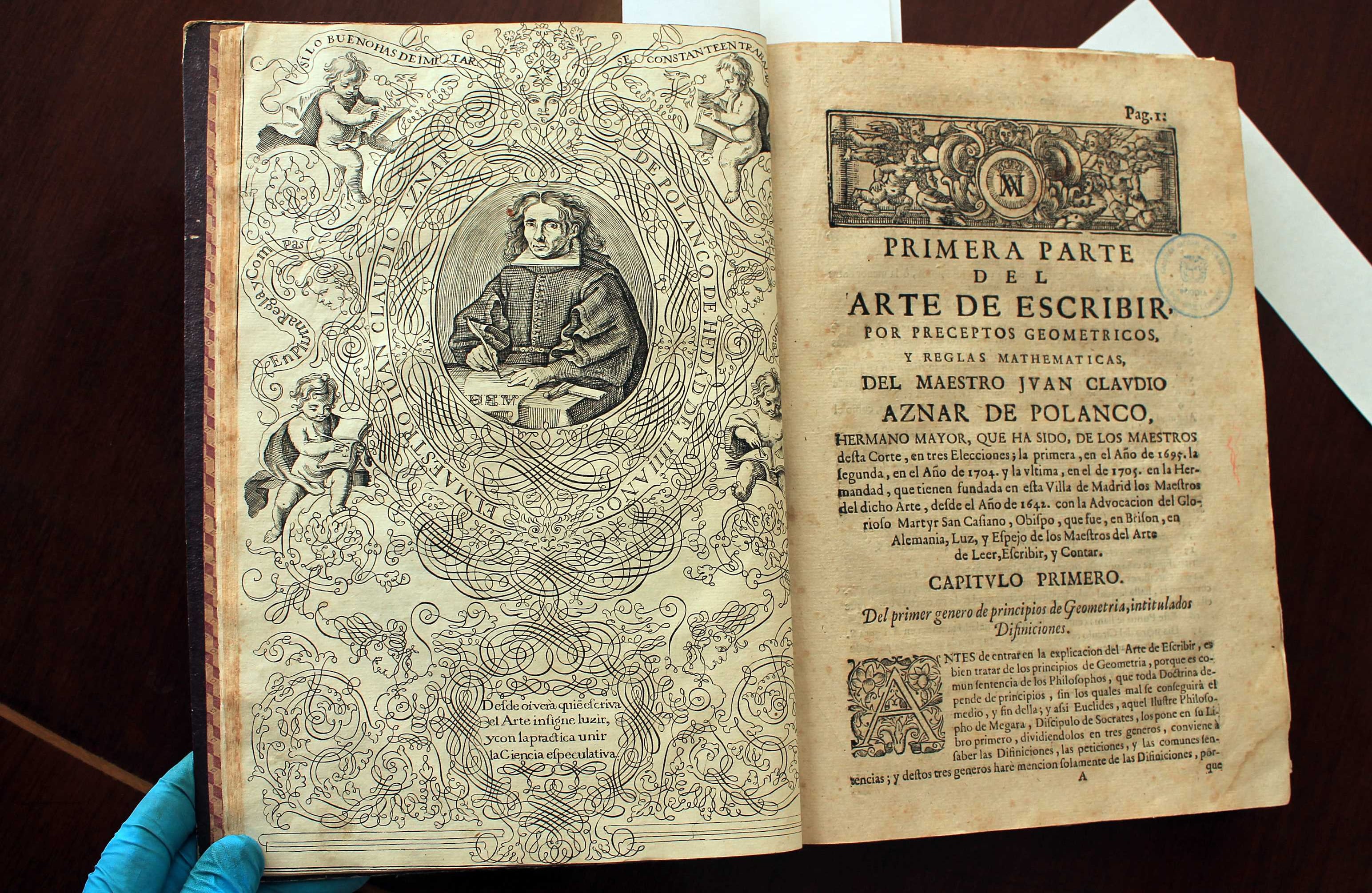 ‘Arte de escribir por preceptos geométricos y reglas matemáticas’ de Juan Claudio de Polanco (Edición de 1799). Como la imprenta no había llegado a Nueva Granada el autor pone reglas de escribir  con una caligrafía elegante, lo cual en ese entonces era considerado un arte. Había ejercicios geométricos para hacer letra gótica o bastarda. En la actualidad esta metodología se usa para aquellos que se dedican a hacer ‘Lettering’ (letras dibujadas a mano). Foto: Álvaro Tavera.